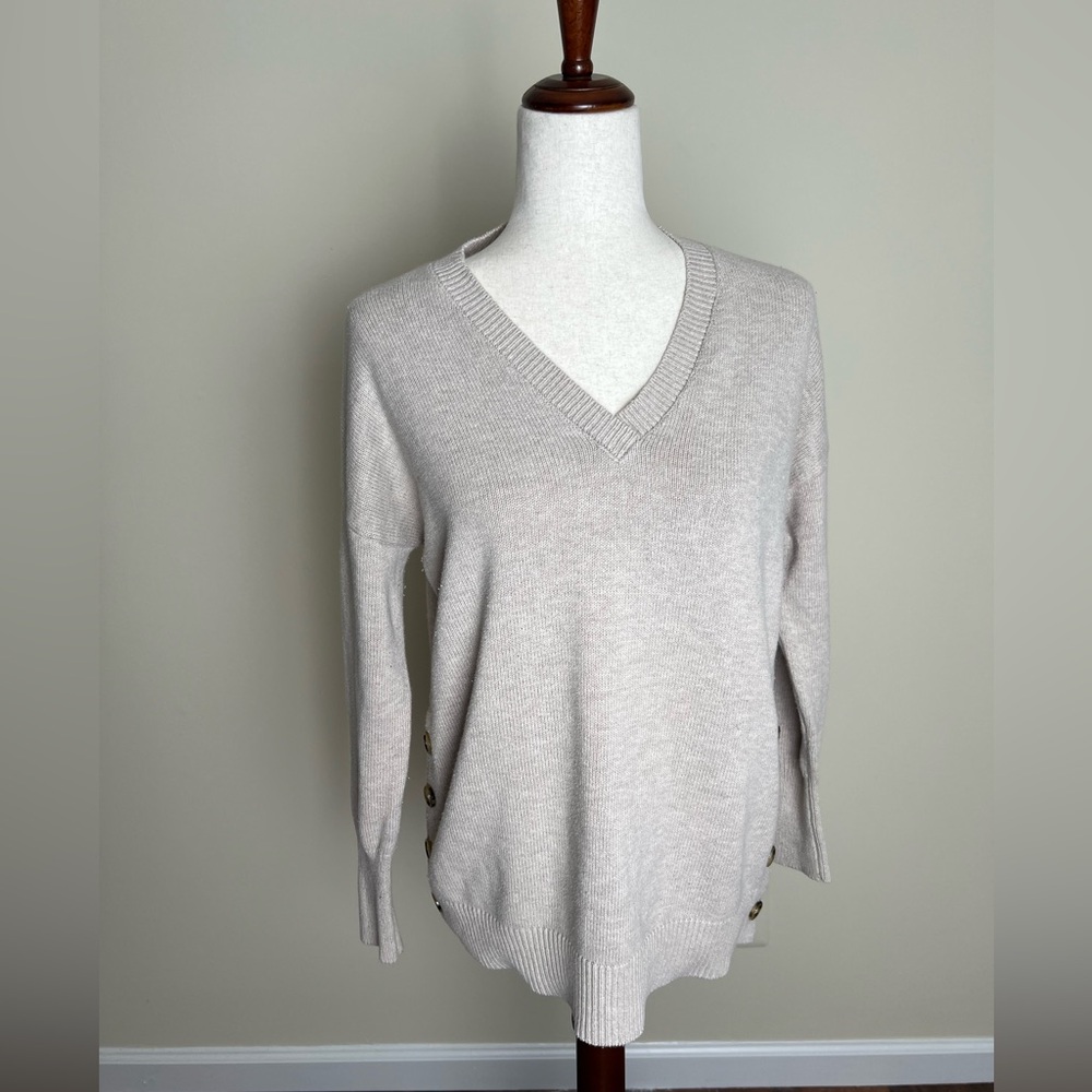 Tahari Women’s XS v-neck sweater with buttons
